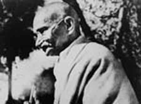 Gandhiji having a storll at Santiniketan.jpg
